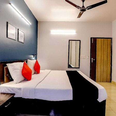 Collection O 71756 Hotel Silver Arrow Near Pacific Mall Tagore Garden Delhi  Exterior foto